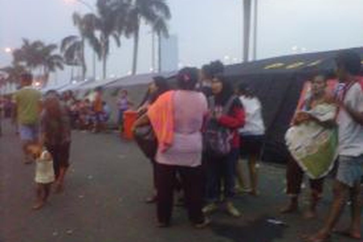 Ada 11 tenda bantuan dari suku dinas sosial Jakarta Utara, Satpol PP, PMI Polisi ,  Artha Graha peduli, adapun tenda dome berukuran besar ada 6 tenda sisanya berupa tenda kecil
