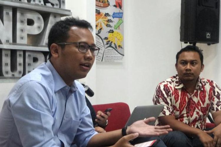 Koordinator Divisi Hukum dan Peradilan ICW Tama S. Langkun dan Veri Junaedi dari Kode Inisiatif saat memberikan pernyataan sikap terkait penangkapan hakim MK Patrialis Akbar, di kantor ICW, Jakarta Selatan, Jumat (27/1/2017).