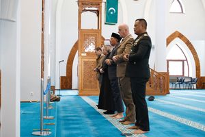 Momen Menhan Sjafrie Shalat di Masjid Soeharto di Sarajevo saat Lawatan ke Bosnia