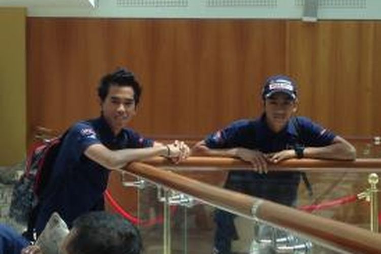 Pebalap muda Indonesia, Gerry Salim (kiri) dan Andi Gilang, berpose di Hotel Intercontinental jelang balapan pertama Asia Talent Cup di Sirkuit Losail, Qatar, Sabtu (28/3/2015).