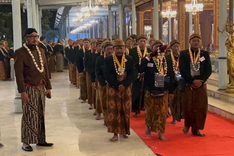 Keraton Solo Keluarkan 14 Pusaka dari Kubu PB XIV Mangkubumi pada Kirab Malam 1 Suro 