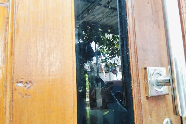 Pintu Kaca Rumah Aktivis Pati Berlubang, Ditemukan 4 Gotri dan Diduga Ditembak OTK