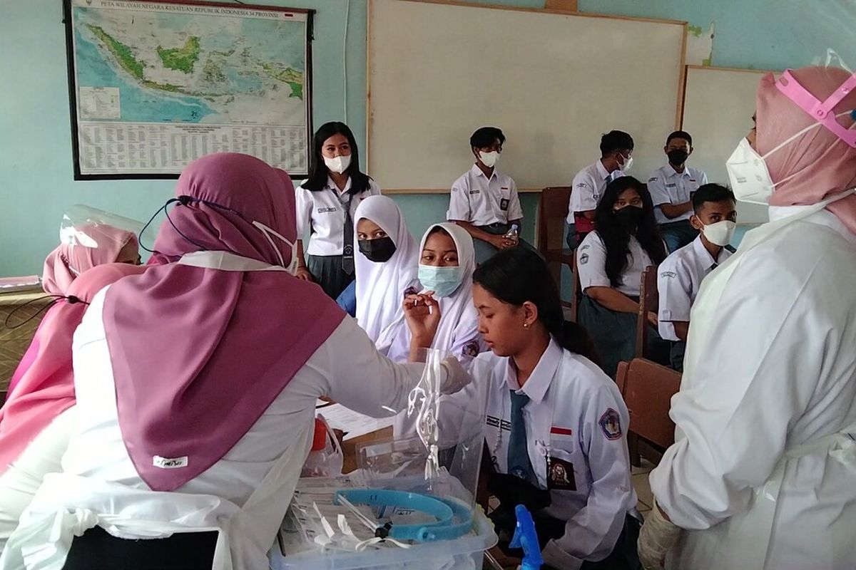 Seribu pelajar SMA di Kota Baubau mengikuti vaksinasi covid 19 tahap pertama di sekolah SMA Negeri 1 Baubau, Rabu (18/8/2021).