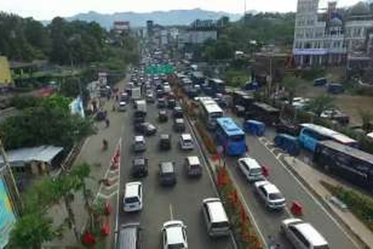 Antrian kendaraan terjadi di Simpang Gadog, Ciawi, Bogor, Jawa Barat, Sabtu (10/12/2016).