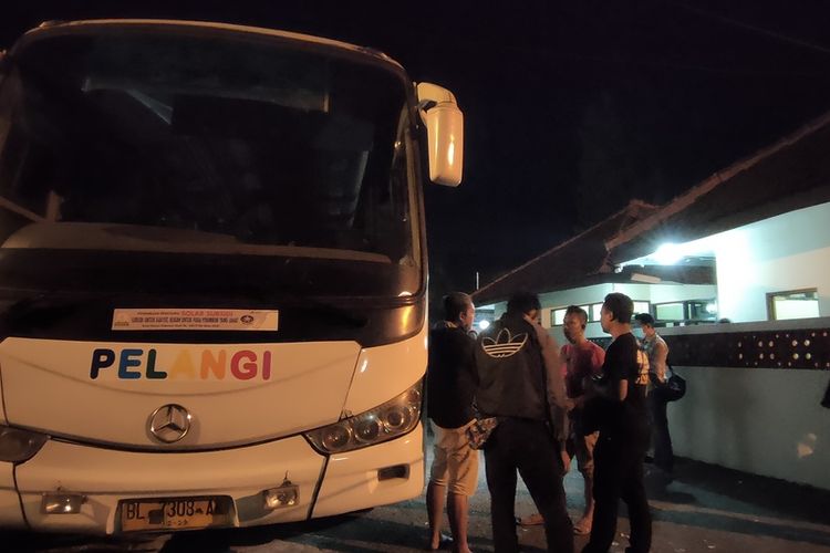 Foto-foto penggerebakan sebuah bus jurusan Medan-Tasikmalaya, yang membawa komplotan dan 13 kilogram sabu-sabu disembunyikan di bus umum itu di Jalan Rajapolah, Kabupaten Tasikmalaya, Rabu (16/9/2020) petang.