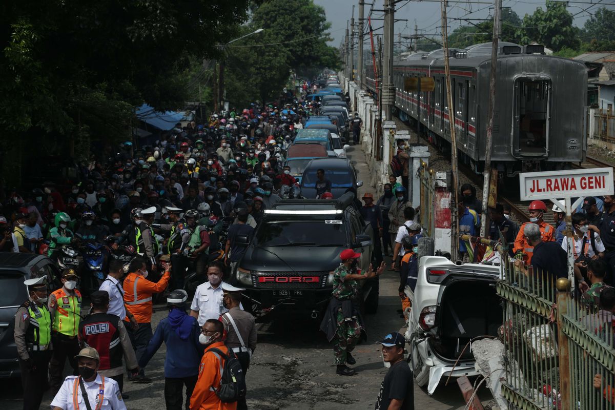 Kemacetan lalu lintas terjadi di Jalan Raya Citayam saat evakuasi mobil Mobilio
dengan nomor polisi B 1563 NYZ yang tertabrak KRL Commuter Line di Depok, Jawa Barat, Rabu (20/4/2022). Akibat kejadian ini jadwal KRL dari Depok menuju Jakarta terganggu.