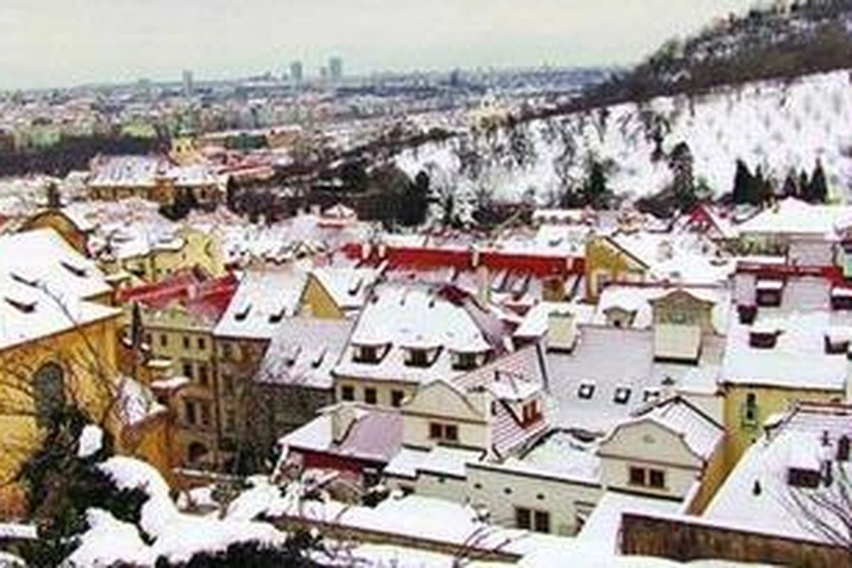 Praha dari atas salah satu bukit.