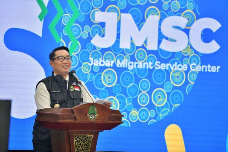 Gubernur Jawa Barat Ridwan Kamil saat meluncurkan aplikasi Jabar Migran Service Center (JMSC) di Gedung Sate, Kota Bandung, Selasa (21/12/2021).