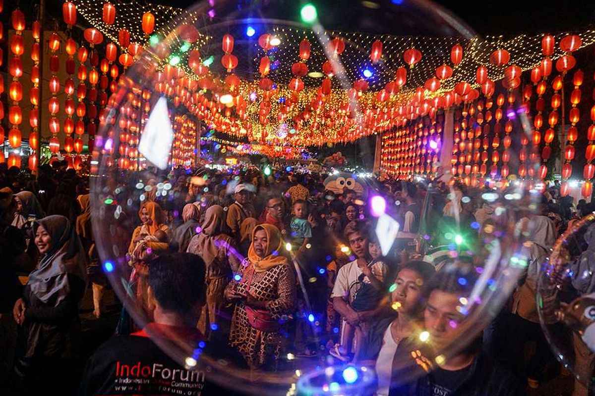 Warga memadati kawasan Pasar Gede yang dihiasi dengan lampion di Solo, Jawa Tengah, Kamis (16/1/2020). Panitia Imlek Solo memasang ribuan lampion di kawasan Pasar Gede untuk memeriahkan Tahun Baru Imlek sekaligus menjadi daya tarik wisatawan berkunjung ke Kota Solo.