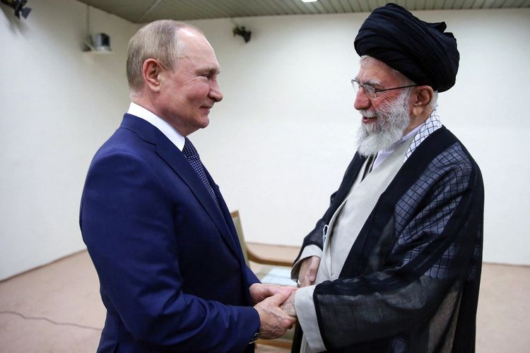 Pemimpin Tertinggi Iran Ayatollah Ali Khamenei (kanan) saat menyambut kedatangan Presiden Rusia Vladimir Putin (kiri) di Teheran, 19 Juli 2022.