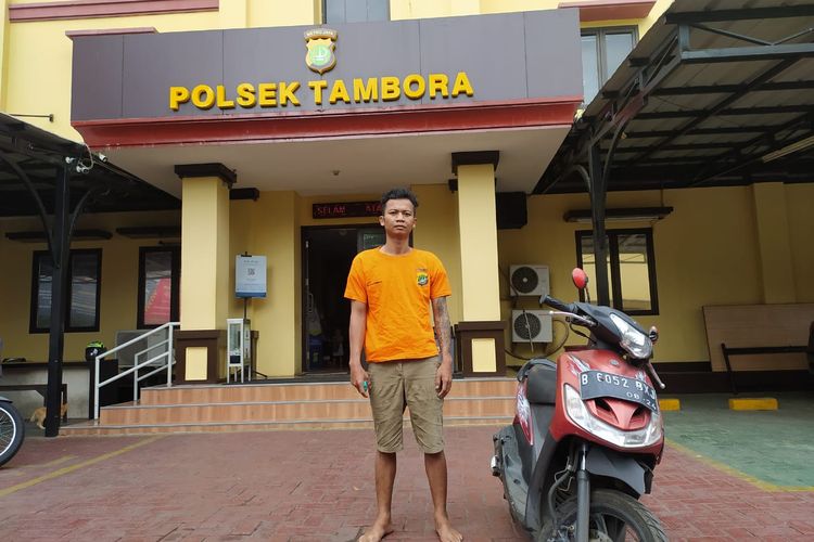 Juru parkir inisial AP alias Arek (34) nyaris dibakar warga usai tepergok mencuri motor di kawasan Tambora. Hal itu diungkapkan Kapolsek Tambora Kompol Putra Pratama saat dikonfirmasi, Rabu (18/1/2023). 