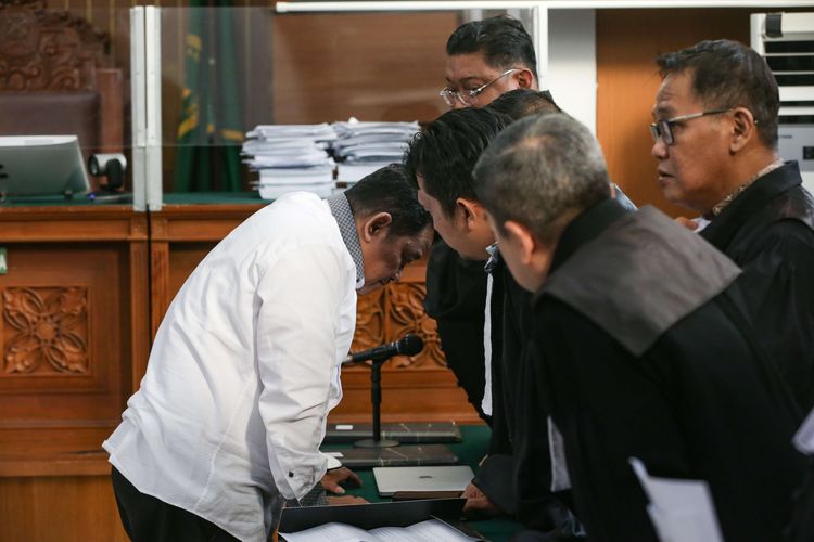 Terdakwa kasus pembunuhan berencana Brigadir J atau Nofriansyah Yosua Hutabarat, Kuat Ma'ruf usai menjalani persidangan di Pengadilan Negeri Jakarta Selatan, Senin (9/1/2022). Agenda persidangan kali ini pemeriksaan terdakwa.