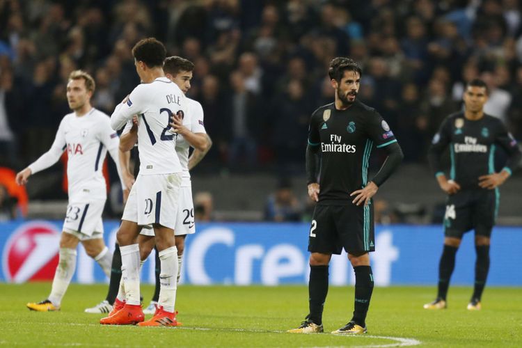 Isco tampak frustrasi setelah pemain Tottenham Hotspur, Dele Alli, kembali menjebol gawang Real Madrid pada pertandingan Liga Champions di Wembley, Rabu (1/11/2017).
