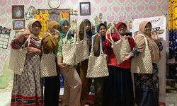 Pelatihan Pembuatan Tas Rajut Terus Berlanjut, Bantu Ekonomi Ibu Rumah Tangga