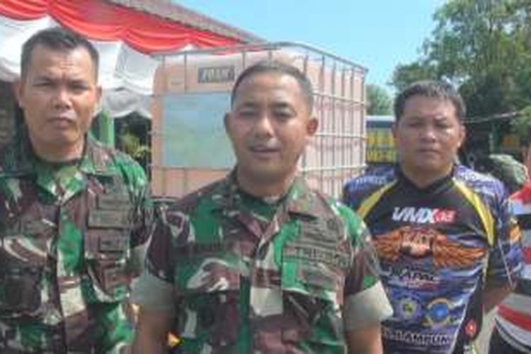 Dandim 0402 OKI Letkol Dwi Irbaya memberi penjelasan terjadinya letusan senjata api saat personil TNI tengah melakuka  patroli karhutla di wilayah Kaupaten Ogan Komering Ilir