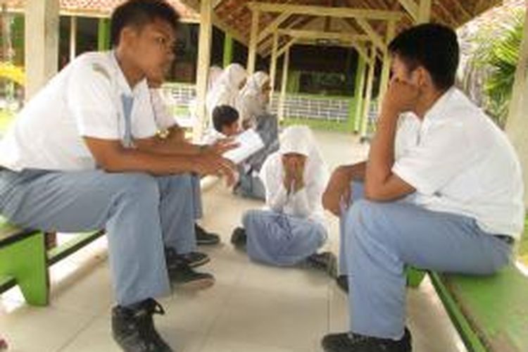 Siswa MAN Pamekasan, Jawa Timur, mogok belajar bersama gurunya, karena protes terhadap kepala sekolahnya yang dianggap tidak kompeten.