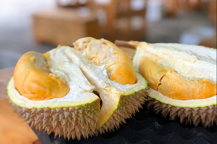 Makan buah durian sebaiknya jangan berlebihan, karena ada beberapa efek samping buruk bagi kesehatan.