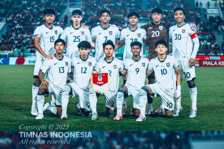 Pemain timnas U17 Indonesia foto bersama sebelum melawan Mali pada laga pamungkas Piala Kemerdekaan 2025 yang berakhir dengan skor 1-2 di Stadion Utama Sumatera Utara, Senin (18/8/2025) malam.