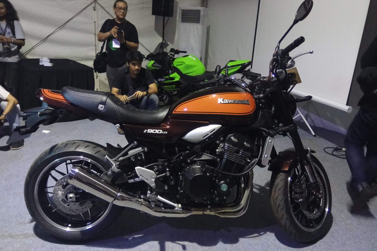 Kawasaki Z900RS Standar.