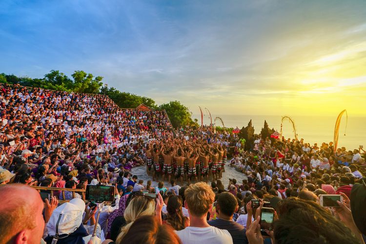 Wisatawan mancanegara memadati Pura Uluwatu untuk menyaksikan pertunjukan Tari Kecak. 