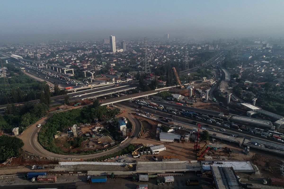 Kondisi lalu lintas di Simpang Susun (SS) Cikunir, Bekasi, Jawa Barat, Rabu (22/5/2019). SS Cikunir yang menjadi penghubung antara Jalan Tol Lingkar Luar Jakarta dan Jalan Tol Jakarta-Cikampek merupakan salah satu titik rawan macet menjelang mudik Lebaran 2019.