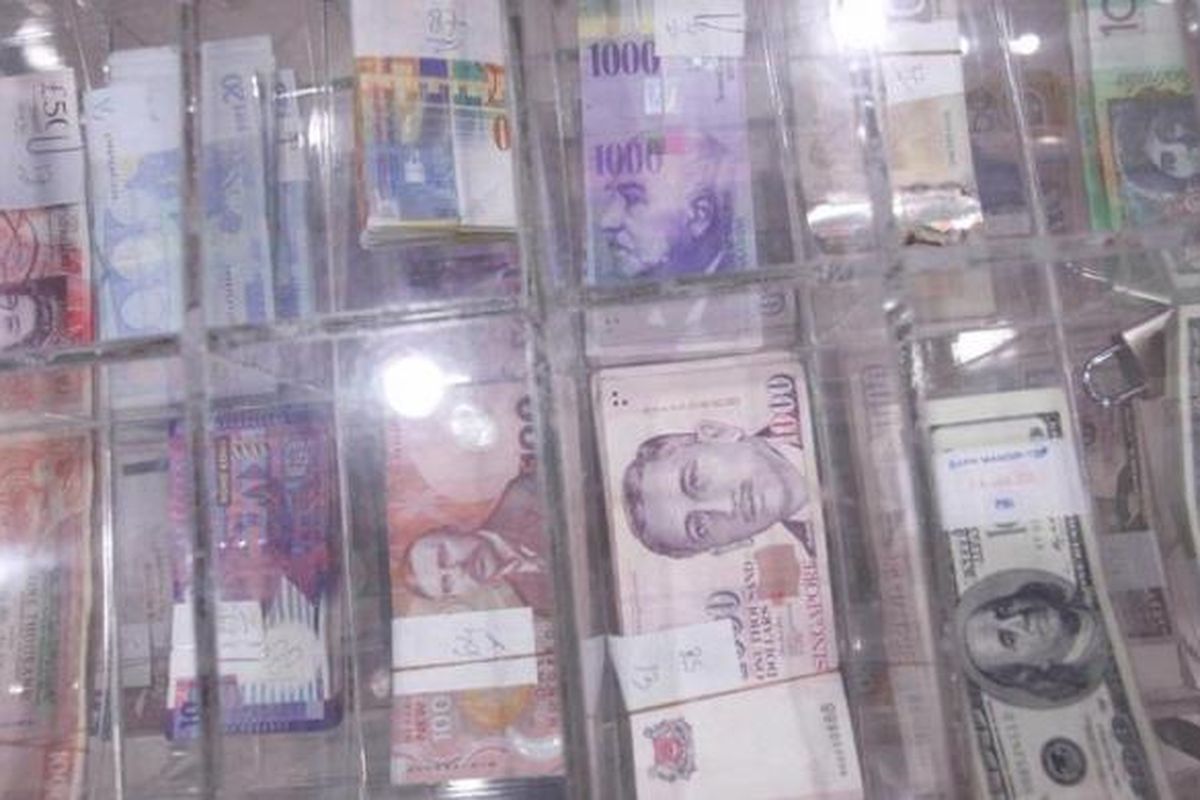 Petugas memilah valuta asing di Cash Center Bank Mandiri di Jakarta, Jumat (4/1/2013). 

