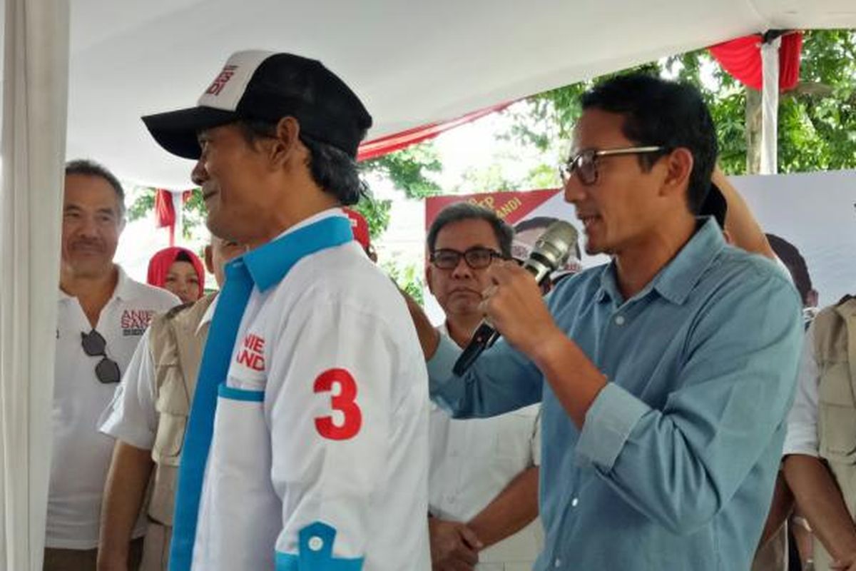 Calon wakil gubernur DKI Jakarta nomor pemilihan tiga Sandiaga Uno memijit salah seorang relawannya yang datang ke lokasi kampanye di Jalan Delman Utama, Kebayoran Lama, Jakarta Selatan, Jumat (3/2/2017).