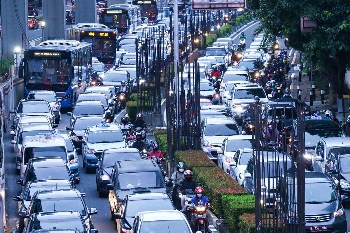 Sejumlah kendaraan terjebak kemacetan di kawasan Kuningan, Jakarta, Selasa (7/12/2021). Pemerintah resmi membatalkan kebijakan penerapan PPKM level 3 yang rencananya diterapkan di masa Natal dan Tahun Baru dan akan mengikuti asesmen situasi pandemi sesuai yang berlaku dengan tambahan pengetatan. ANTARA FOTO/Rivan Awal Lingga/wsj.