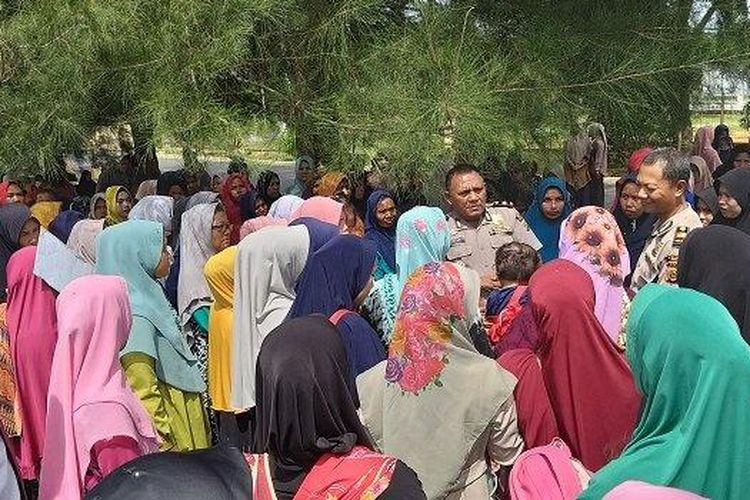 Ratusan kaum ibu dari Desa Adan, Kecamatan Tangan-Tangan, Aceh Barat Daya (Abdya) berdelegasi ke Polres setempat, Kamis (22/8/2019) siang. 