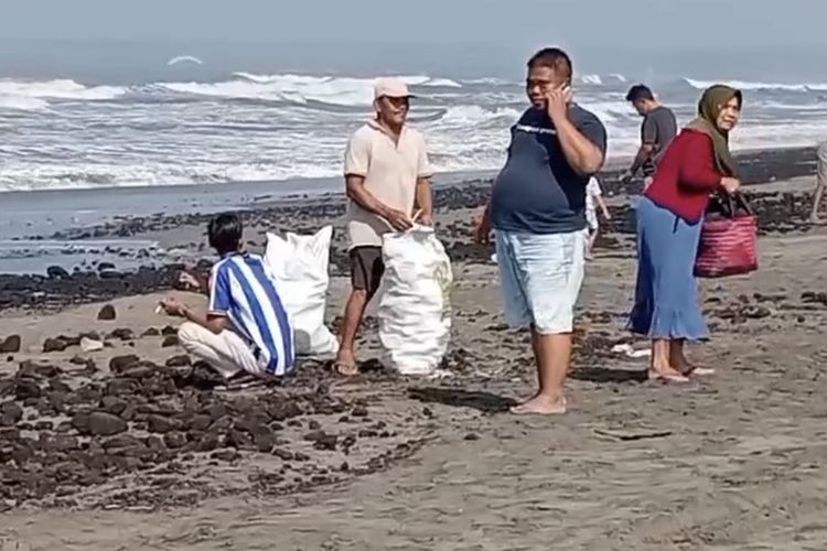 Nelayan Pangandaran Punguti Batu Bara yang Tercecer, Keluhkan Laut Hitam dan Bau Solar
