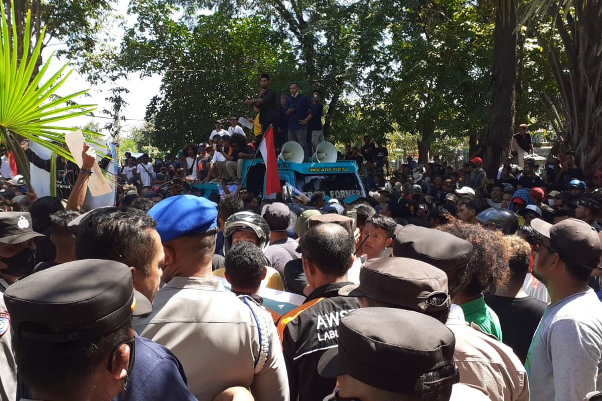 Massa yang tergabung dalam Forum Masyarakat penyelamat Pariwisata Manggarai Barat (Formapp) melakukan demonstrasi di Kantor Balai Taman Nasional (TN) Komodo di Labuan Bajo, NTT, Senin (18/7/2022). Mereka menolak rencana kenaikan tiket masuk ke TN Komodo.
