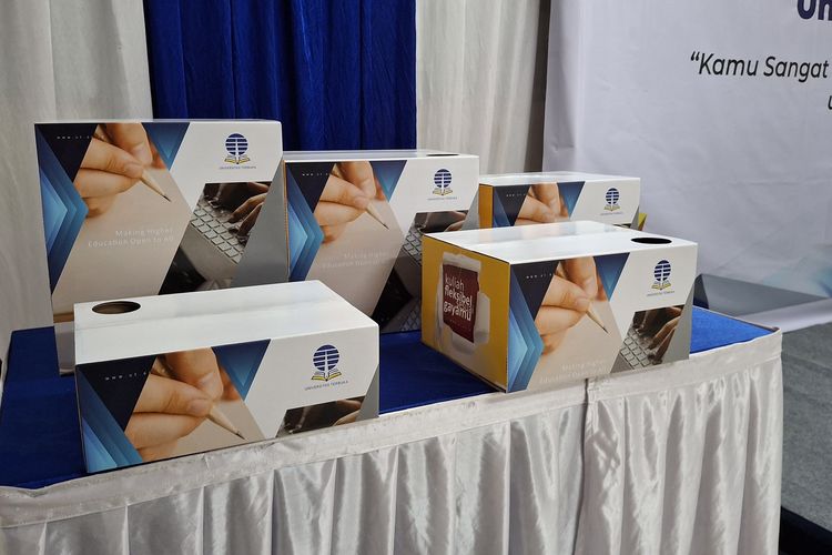 Desain baru kemasan bahan ajar Universitas Terbuka setelah 40 tahun menggunakan kemasan berwarna coklat polos.