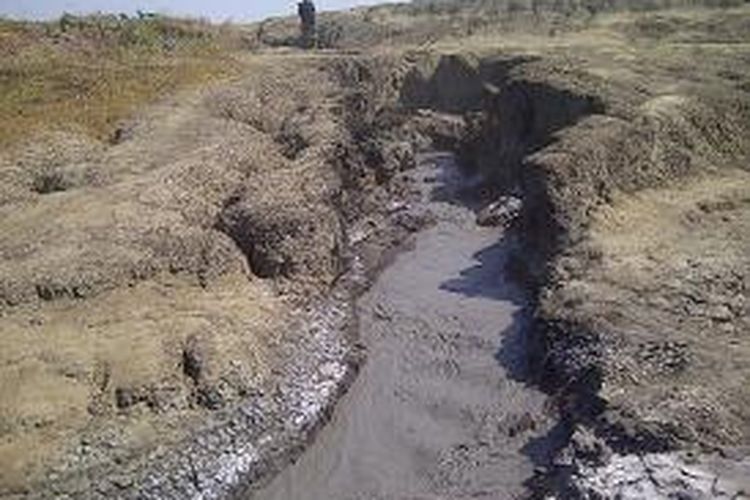 Lumpur panas Sidoarjo mengalir ke rumah warga melalui jalur rekahan lumpur.