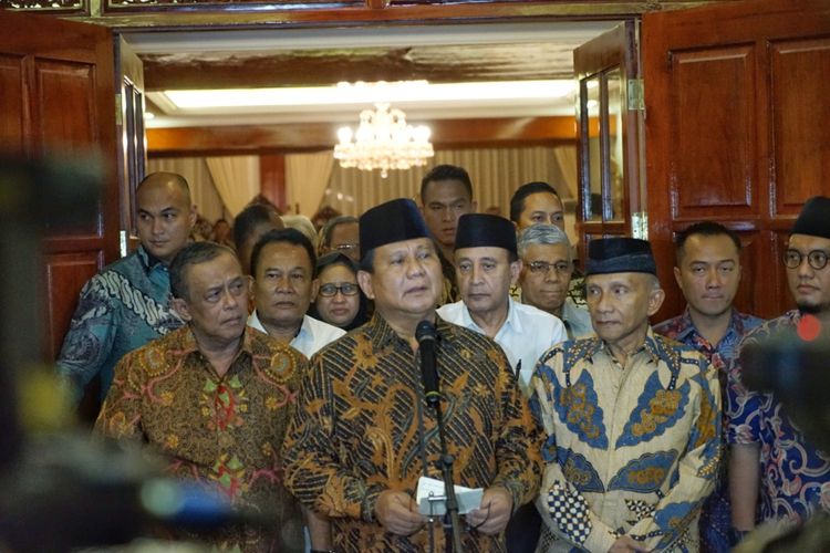Calon presiden Prabowo Subianto saat memberikan keterangan pers terkait dugaan penganiayaan yang dialami Ratna Sarumpaet, di kediaman pribadinya, Selasa (2/10/2018) malam.
