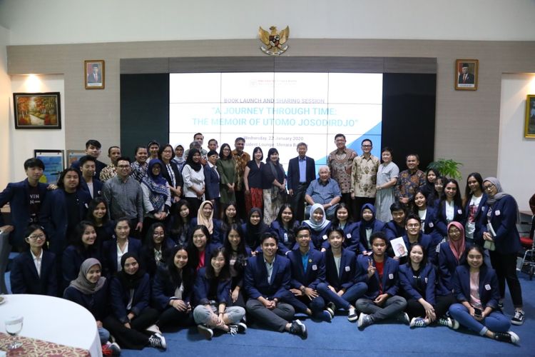 Peluncuran buku berjudul dan sharing session ?A Journey Through Time: The Memoir of Utomo Josodirdjo? dilaksanakan di President Lounge, Jakarta pada Rabu (22/1/2020) dan dihadiri mahasiswa serta dosen President University.