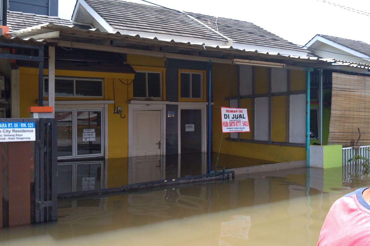 Banjir sudah empat hari merendam perumahan Garden City Residence Periuk Kota Tangerang. Foto diambil pada Rabu (26/2/2020)