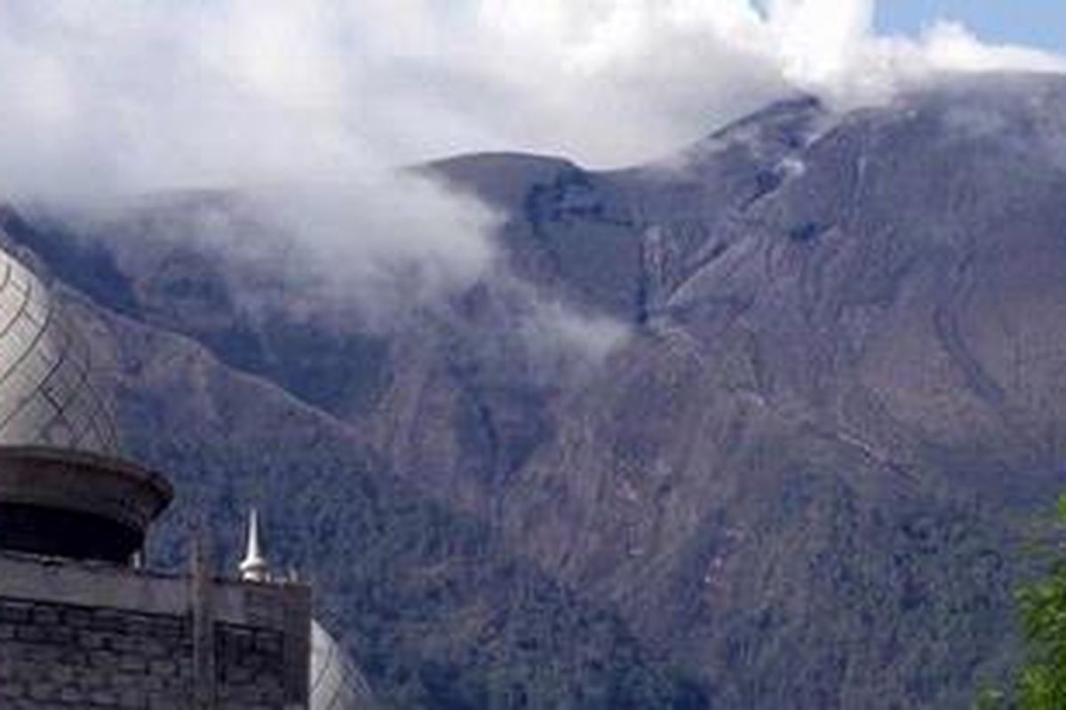 Aktivitas Gunung Gamalama kembali menurun, Senin (12/12/2011), sehari pascaletusan kedua Minggu petang. Erupsi gunung setinggi 1.715 meter di atas permukaan laut itu fluktuatif karena kondisinya belum stabil.