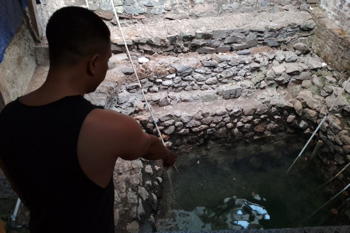 Warga Kelurahan Pasir Kaliki, Kecamatan Cicendo, Kota Bandung, Jawa Barat menunjukan kondisi Sumur Siuk, Kamis (12/10/2023).