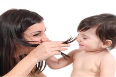 7 Cara Bayi dan Batita Mengekspresikan Cinta kepada Orangtua 