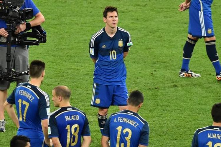 Para pemain Argentina saat ingin menerima medali seusai pertandingan final Piala Dunia 2014 di Stadion Maracana, Minggu (13/7/2014). Argentina takluk 0-1 dari Jerman. 
