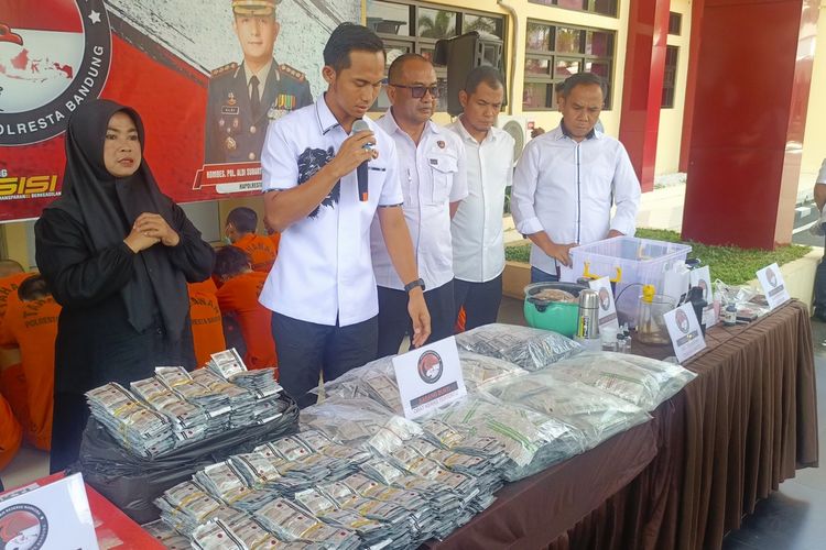 Ribuan barang bukti pelbagai jenis narkotika dari 31 tersangka yang ditangkap jajaran Satres Narkoba Polresta Bandung selama bulan Oktober 2025, saat melakukan gelar oerkara di Mapolresta Bandung, Kamis (30/10/2025)