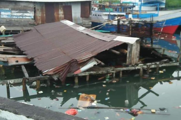 Rumah warga di Keluarhan Galaydubu, Kecamatan Pulau-Pul;au Aru, Maluku mengalami kerusakan setelah gempa berkekuatan 5,9 magnitudo mengguncang wilayah tersebut, Sabtu (26/1/2019). 