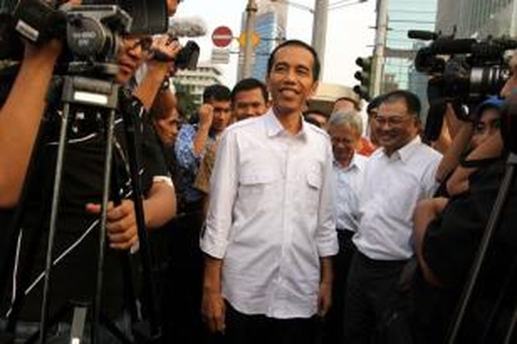 Gubernur DKI Jakarta, Joko Widodo (tengah), saat akan meluncurkan dimulainya pembangunan mass rapid transit (MRT) di sekitar bundaran HI Jakarta Pusat, Kamis (2/5/2013). Pada tahap pertama pembangunan MRT, yakni dari Lebak Bulus sampai Bundaran HI, jalur MRT akan terpasang sepanjang 15,7 kilometer. Proyek ini diperkirakan akan menghabiskan dana sebesar 125 miliar yen atau sekitar Rp 12,5 triliun.  