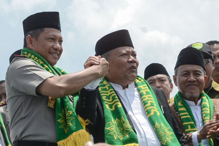 Kapolri Jenderal (Pol) Tito Karnavian (kiri) berjabat tangan dengan Ketua Umum PP Persatuan Islam (Persis) Aceng Zakaria (kedua kanan) saat menghadiri silaturahmi akbar Persatuan Islam (Persis) di Monumen Perjuangan Rakyat, Bandung, Jawa Barat, Sabtu (24/2/2018). 