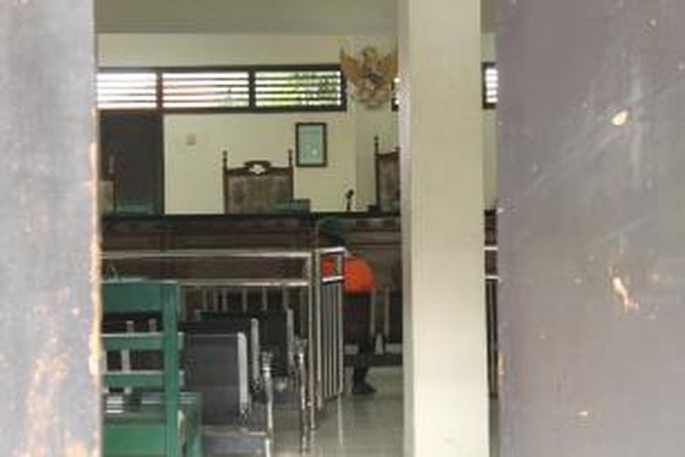 Seorang remaja tengah menunggu sidang kasus pencurian burung di Pengadilan Negeri Semarang, Kamis (6/3/2014). GP (16) dituntut pidana enam bulan penjara gara-gara kedapatan mencuri masing-masing seekor burung sekoci dan burung kenari.