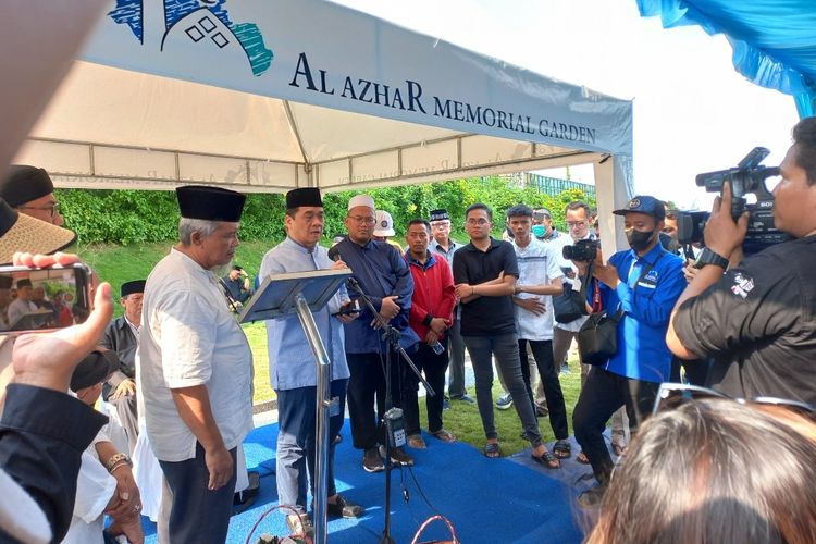 Mantan Gubernur DKI Jakarta, Ahmad Riza Patria saat menghadiri prosesi pemakaman politikus senior Partai Gerindra, M Taufik di Al Azhar Memorial Garden, Karawang, Jawa Barat, Kamis (4/5/2023).