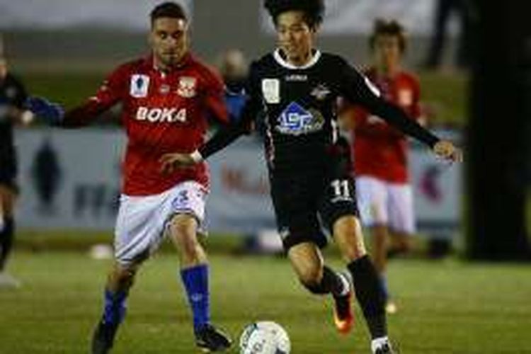 Pemain Blacktown City, Danny Choi (kanan), beraksi dalam pertandingan Piala FFA kontra Sidney United 58 di Lily Homes Stadium, Australia, 27 Juli 2016. 