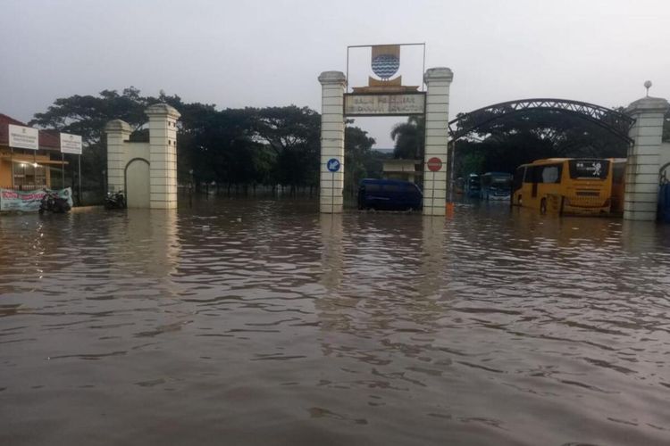 Akses jalan dan halaman Kantor Dinas Perhubungan Kota Bandung di Jalan Pendamping SOR Gelora Bandung Lautan Api (GBLA) Gedebage, Kota Bandung, terendam banjir sejak Selasa (19/4/2022) kemarin.