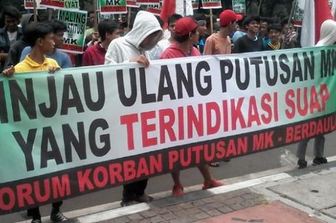 Demo, Massa Tuntut MK Kaji Ulang Putusannya