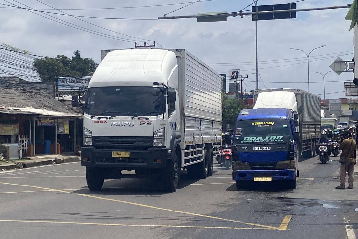 Sejumlah truk tronton wing box terpantau melintas di jalur arteri, tepatnya di Jalan Diponegoro, Tambun Selatan, Kabupaten Bekasi, Jawa Barat, Kamis (27/3/2025), sekitar pukul 12.00 WIB.